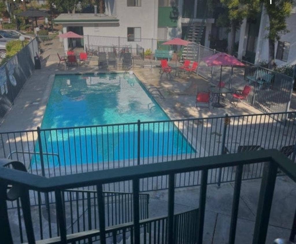 I’m seeking mature FEMALES ONLY