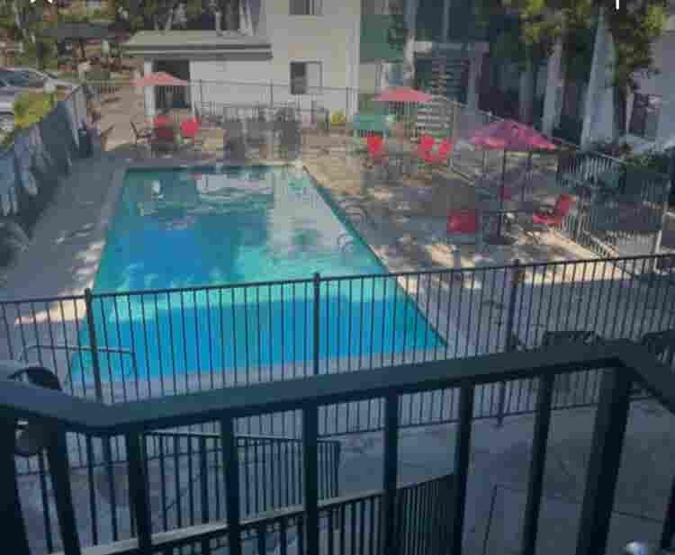 I’m seeking mature FEMALES ONLY