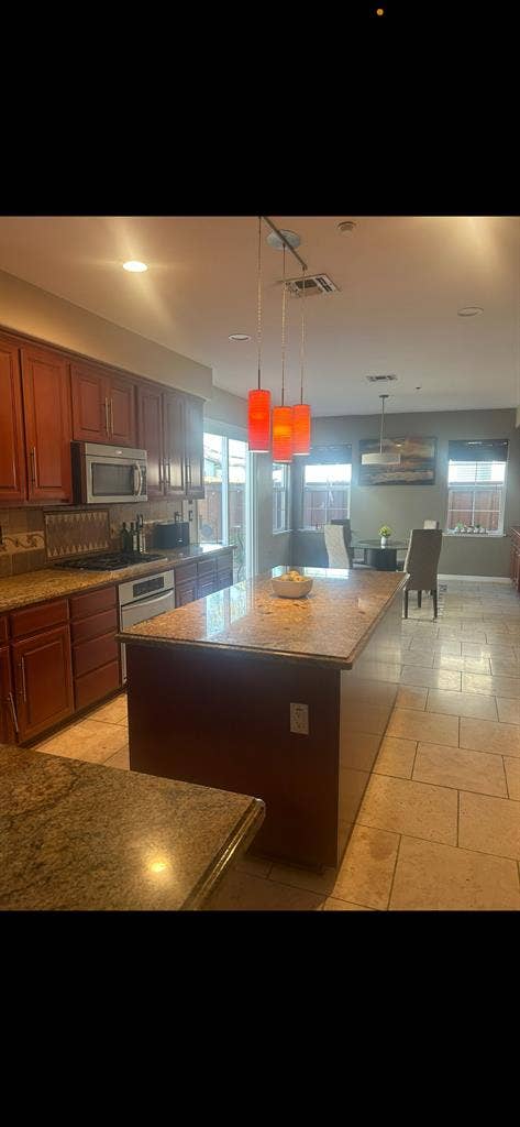 West Sacramento Home w Room to Rent