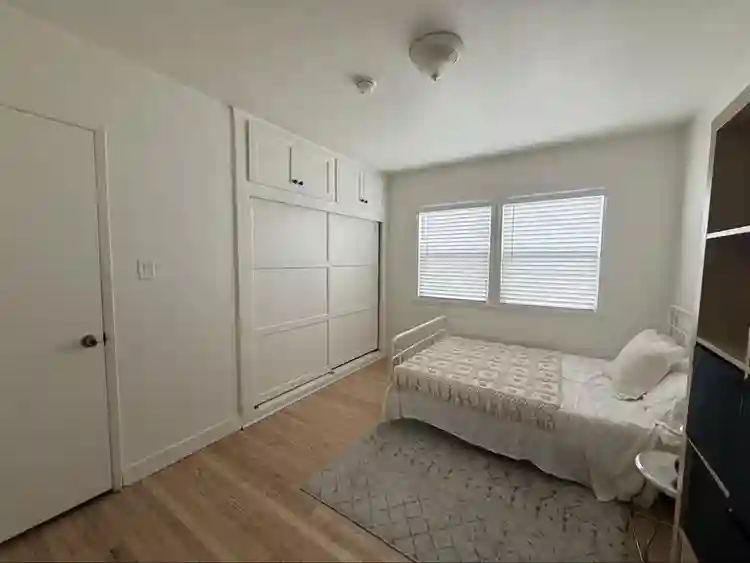 Nice room in pico robertson area