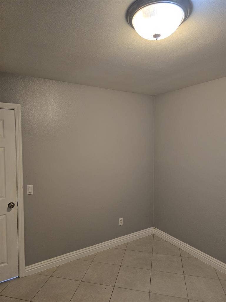 Room for rent available November5th