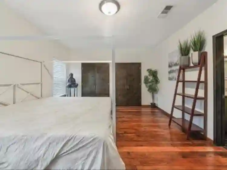 bedrooms in well kept area