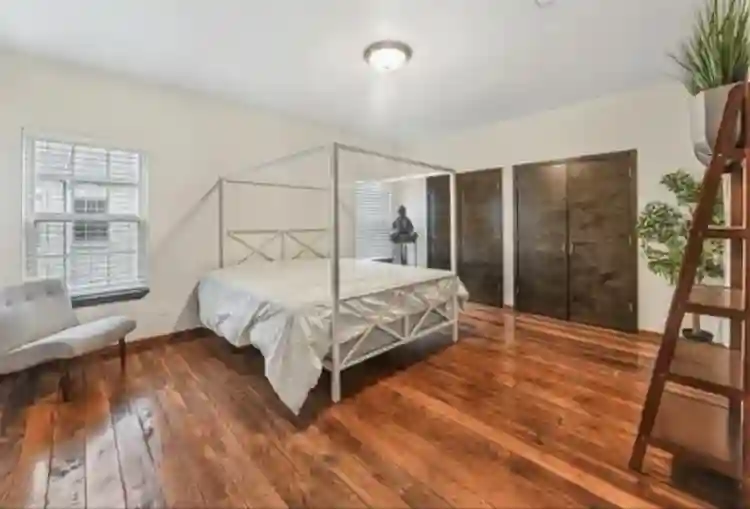 bedrooms in well kept area