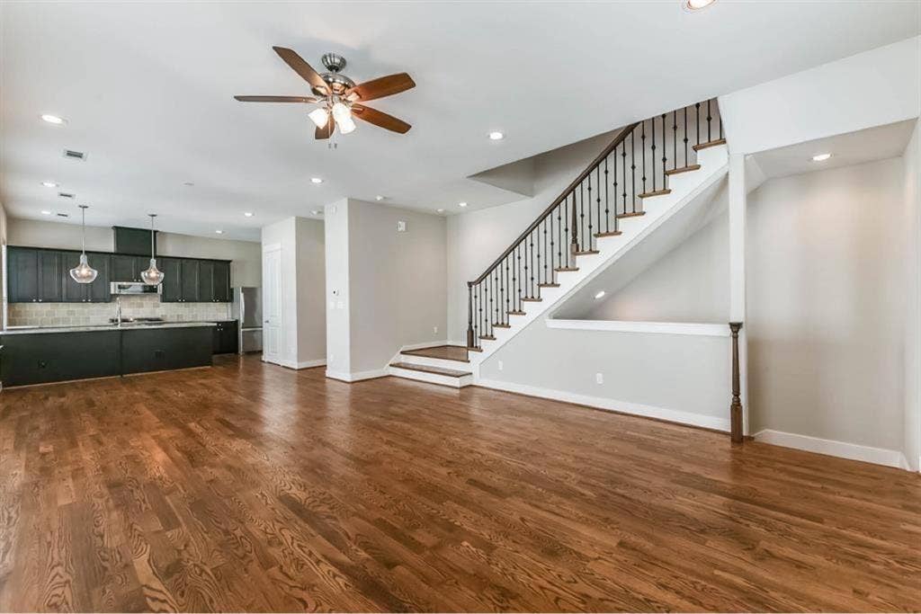 Private Bed plus Bath availablee