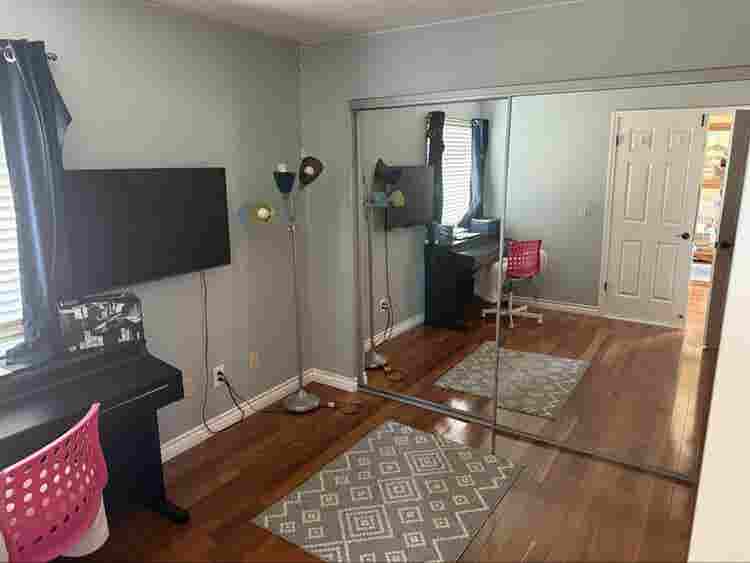 I am looking for a female room mate