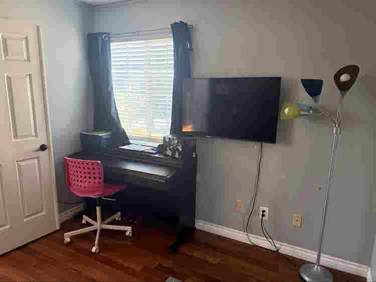 I am looking for a female room mate