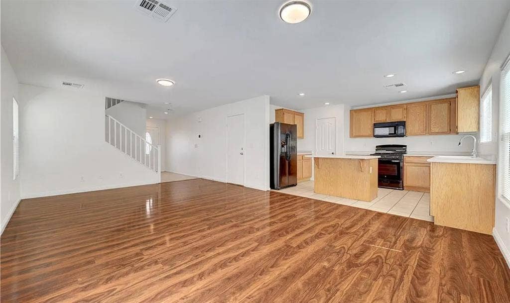 Room w/ private bath for rent in SW