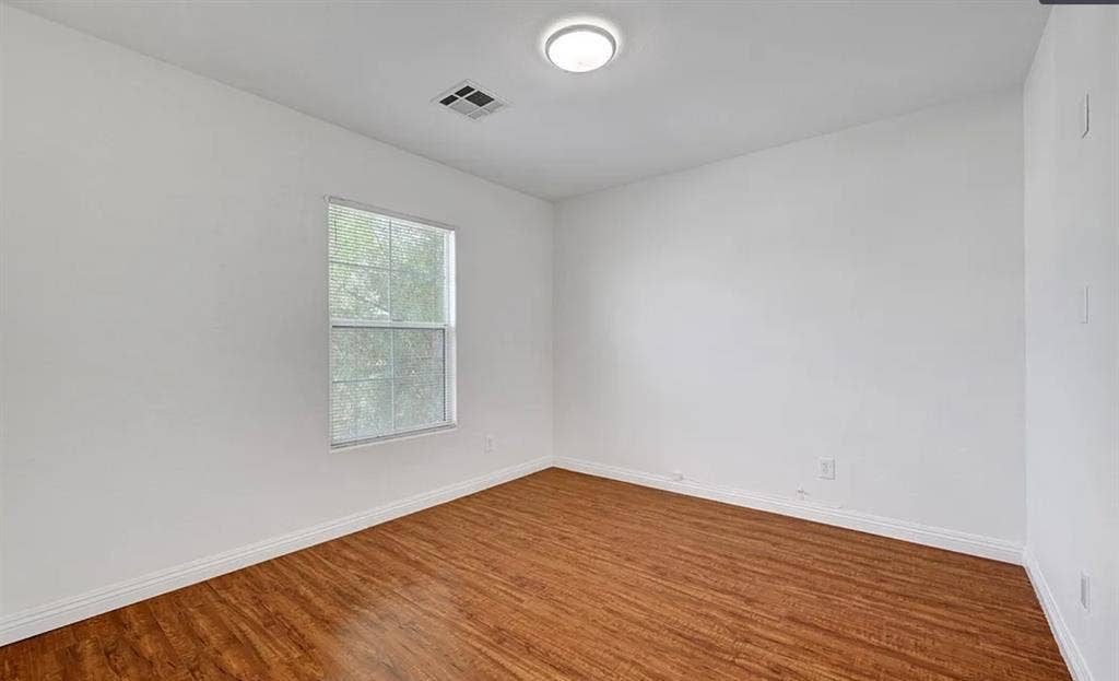 Room w/ private bath for rent in SW