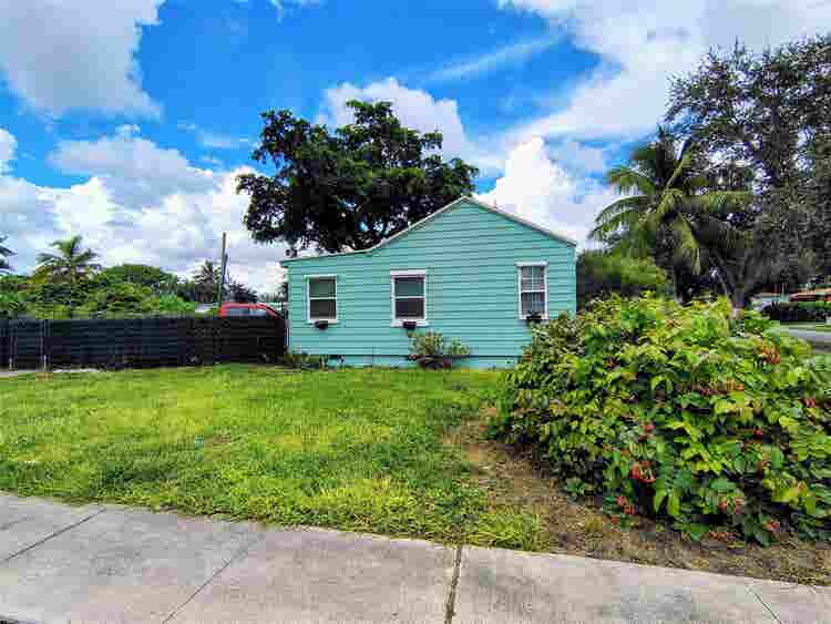 Home in Hollywood Little Ranches