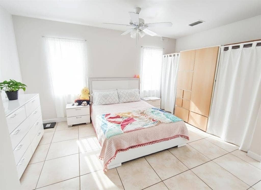 Home in Hollywood Little Ranches