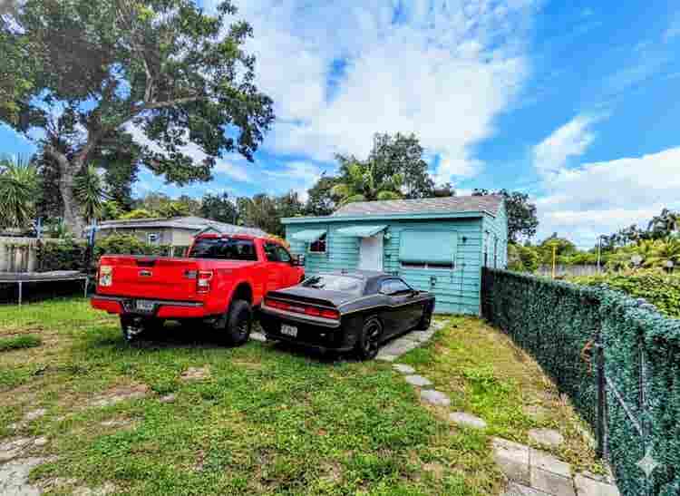 Home in Hollywood Little Ranches