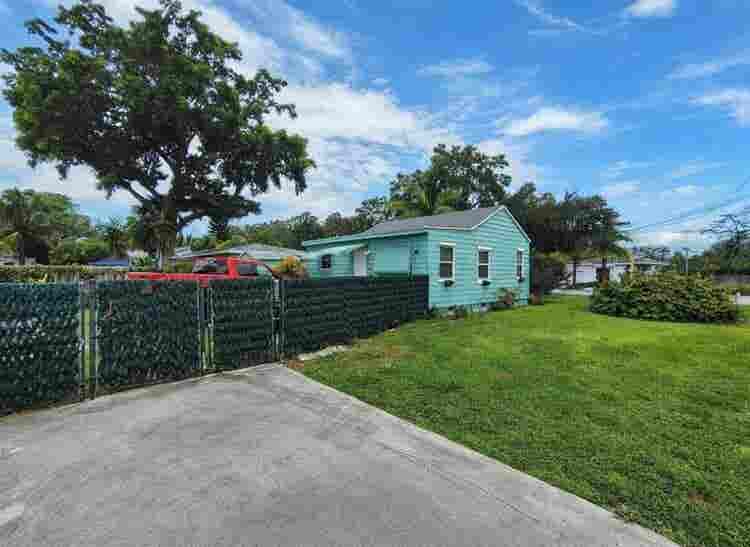 Home in Hollywood Little Ranches