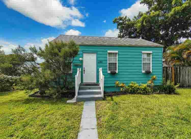 Home in Hollywood Little Ranches