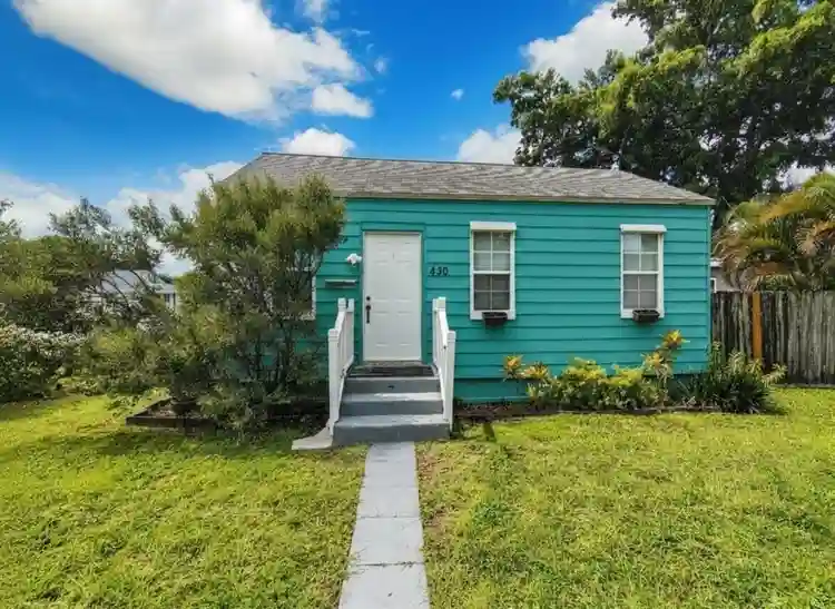 Home in Hollywood Little Ranches