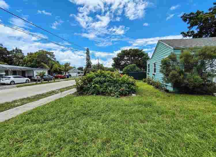 Home in Hollywood Little Ranches