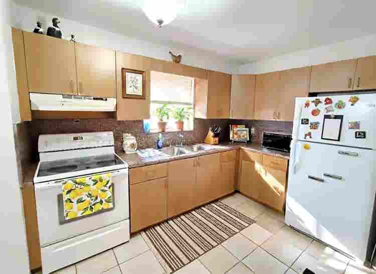 Home in Hollywood Little Ranches