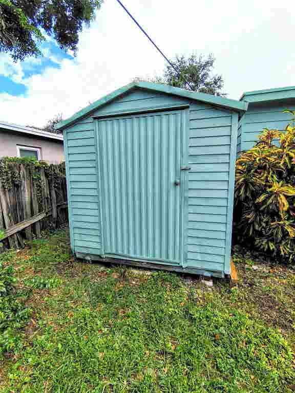 Home in Hollywood Little Ranches