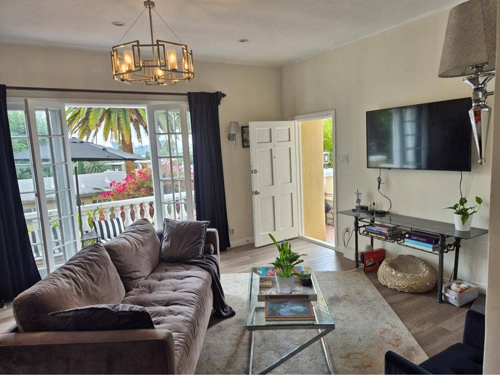 Seeking roommate - 
Hollywood Hills