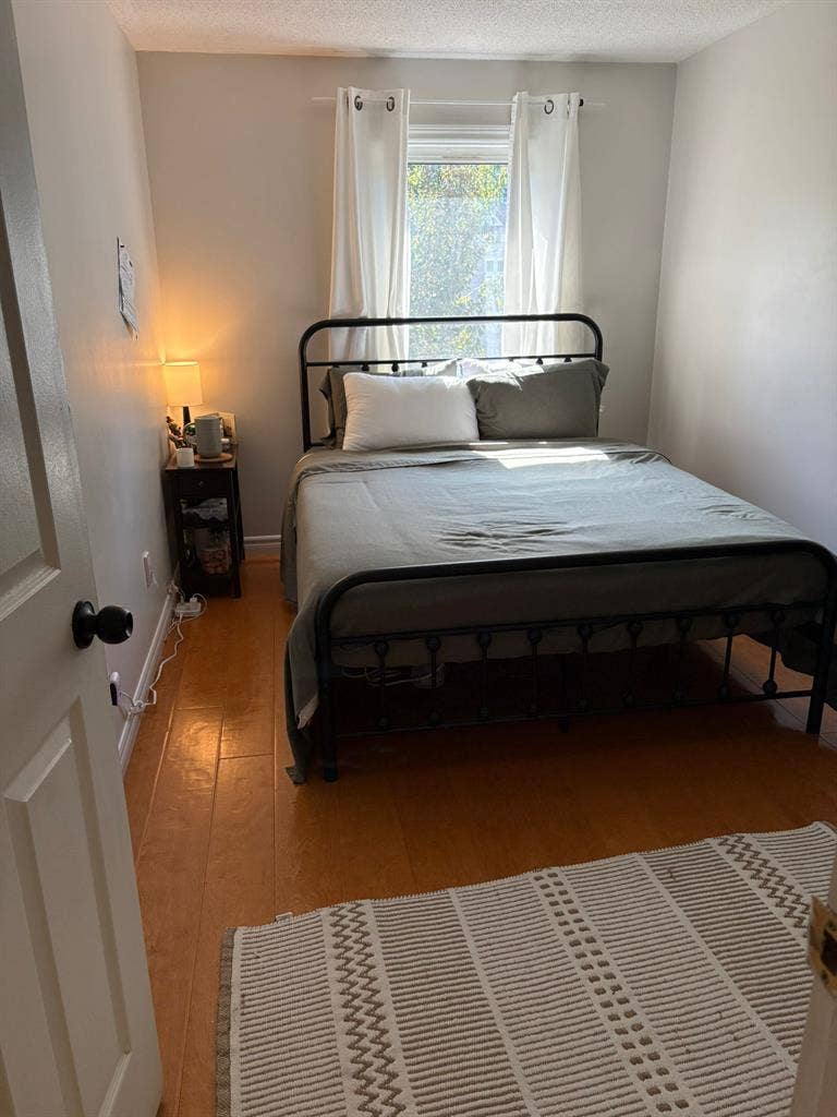 Room for rent is available