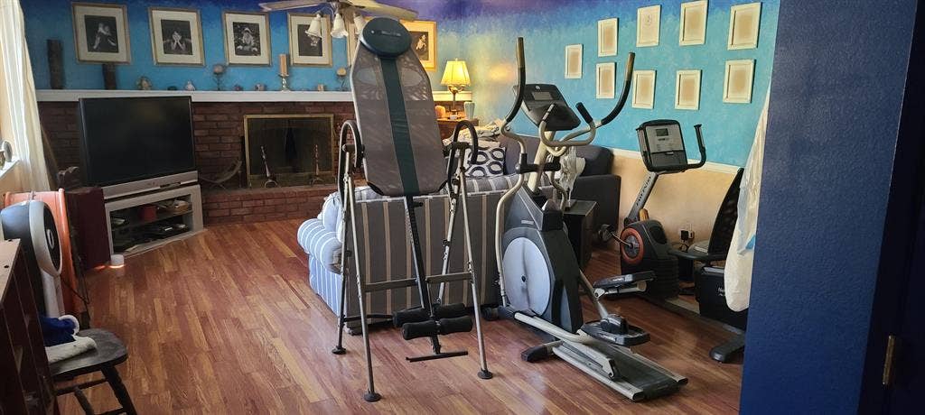 Fully Furnished  Alta Loma Room