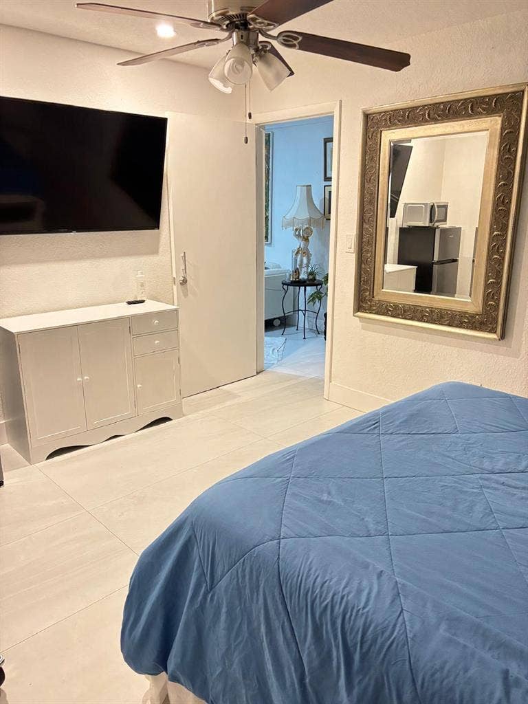 One room with a queen size bed