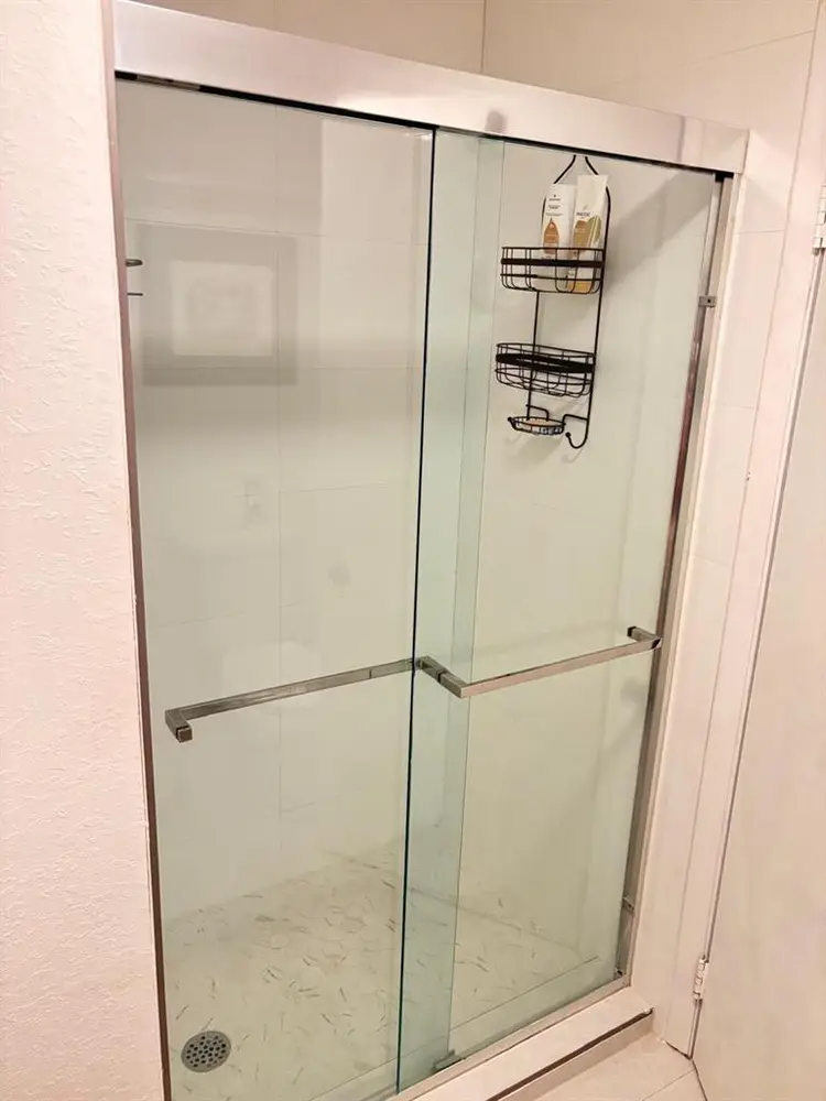 One room with a queen size bed