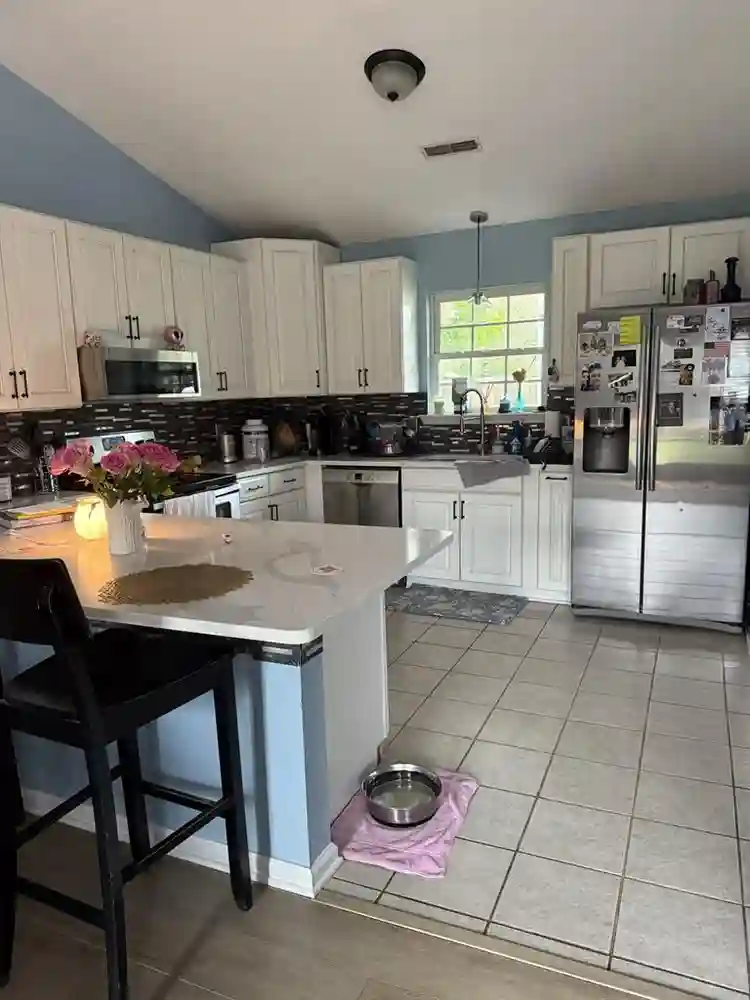 Looking for a woman roommate asap!