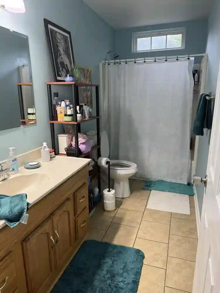 Looking for a woman roommate asap!