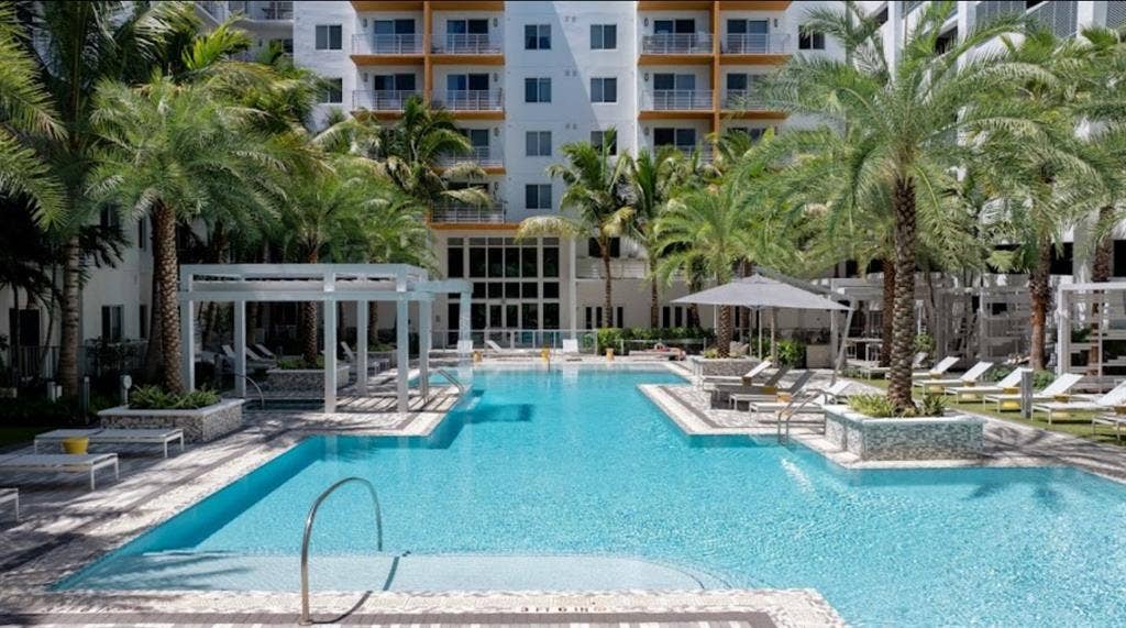 ISO ROOMIE AURA BOCA