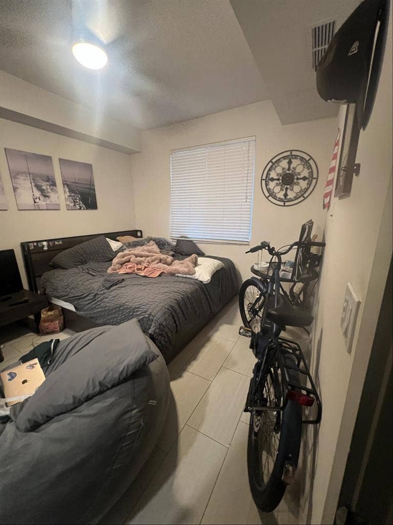 ISO ROOMIE AURA BOCA