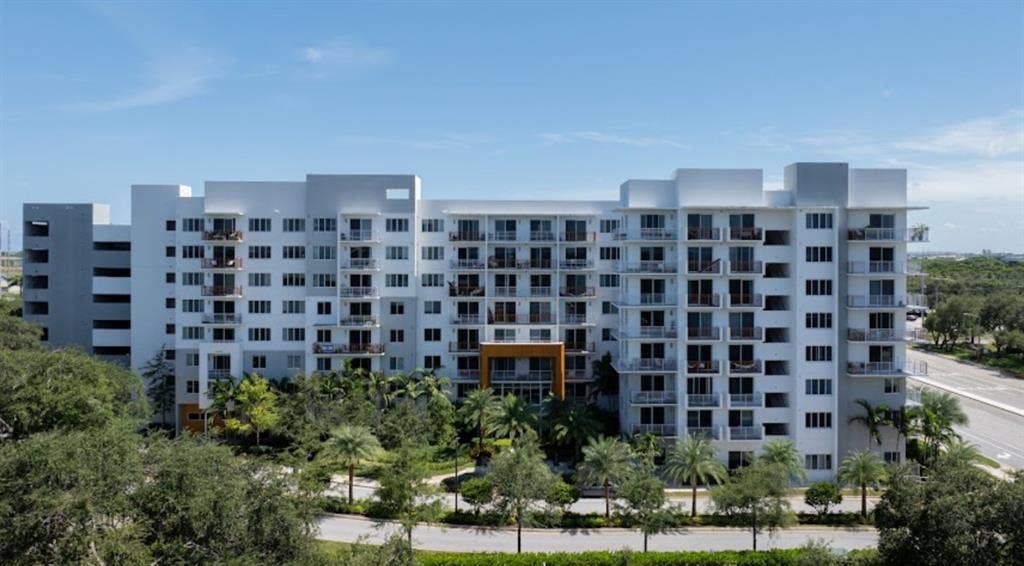 ISO ROOMIE AURA BOCA