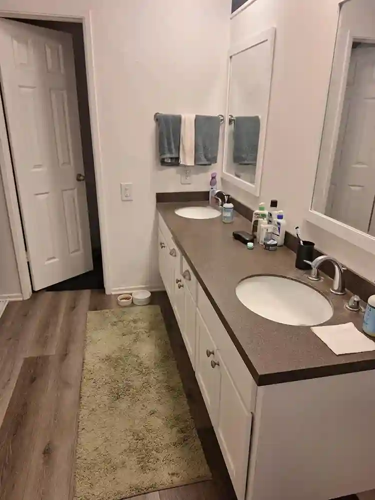 Apartment room w/ own bathroom