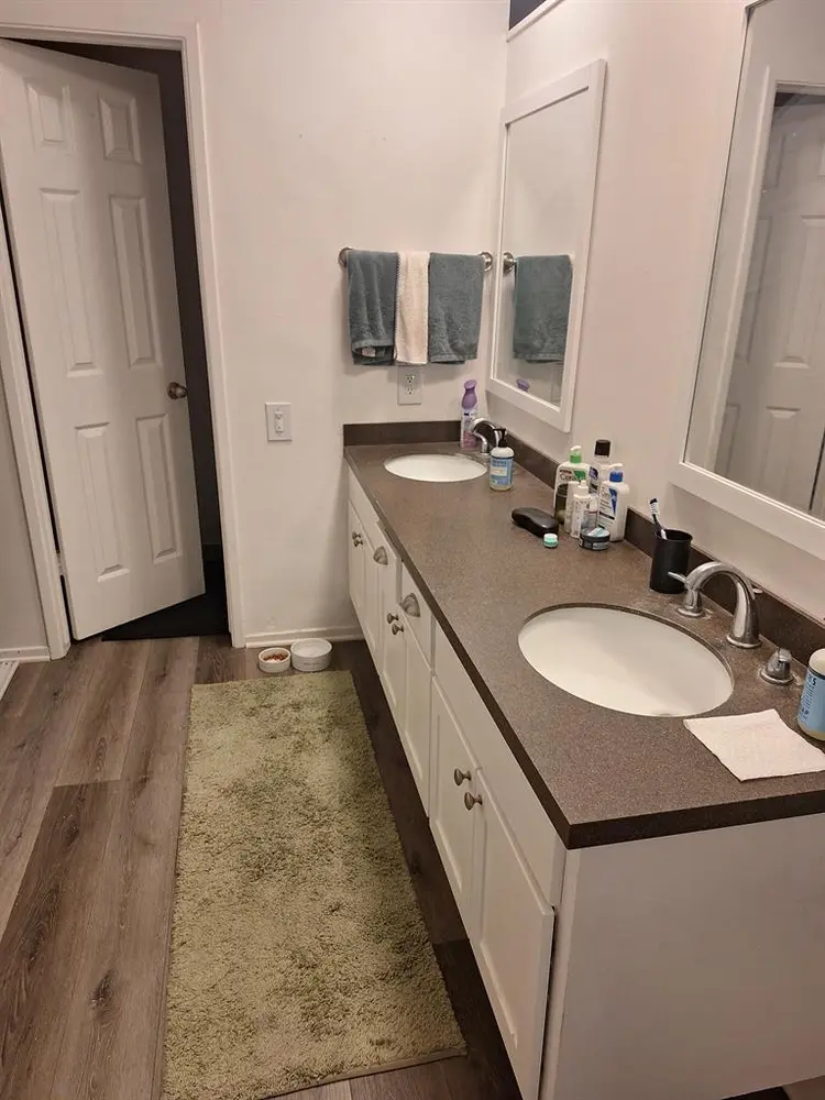 Apartment room w/ own bathroom