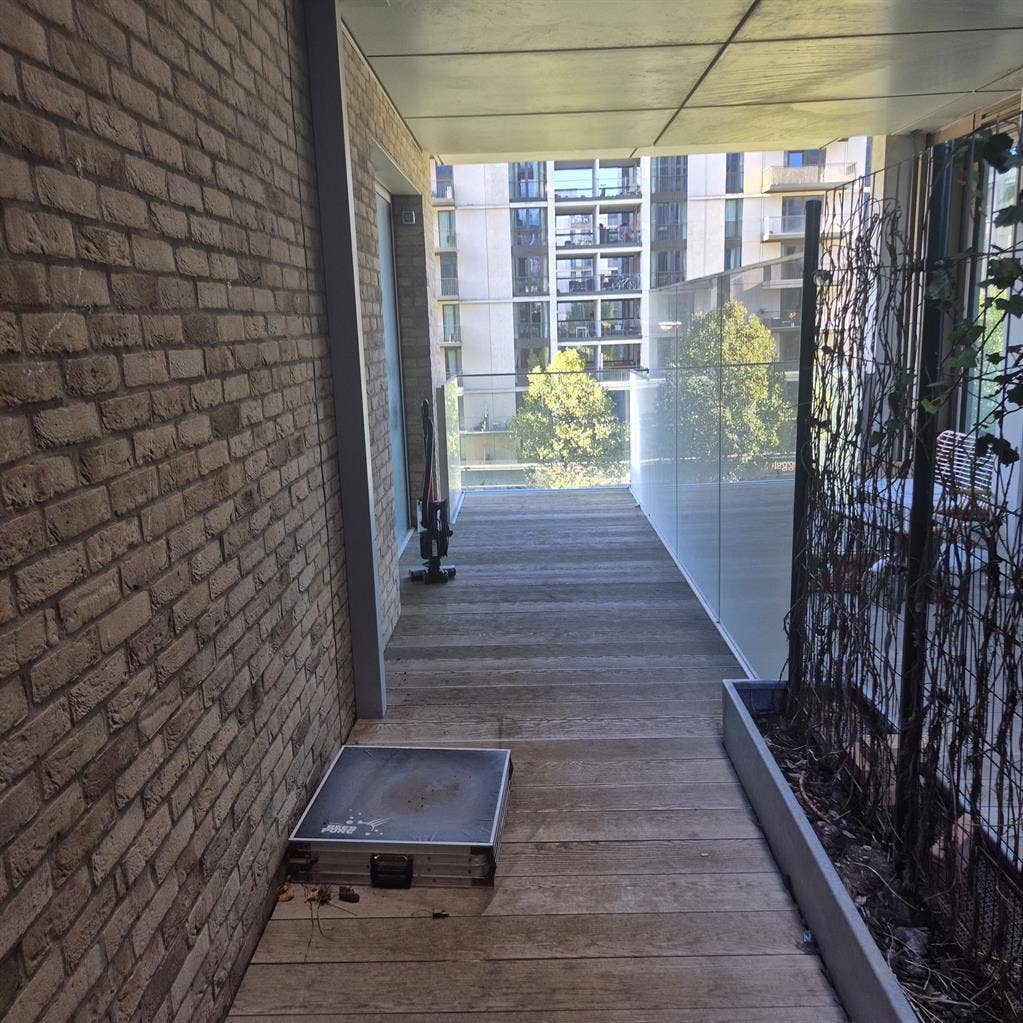 Large Ensuite in Modern Flat