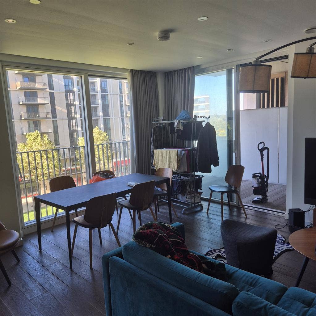 Large Ensuite in Modern Flat