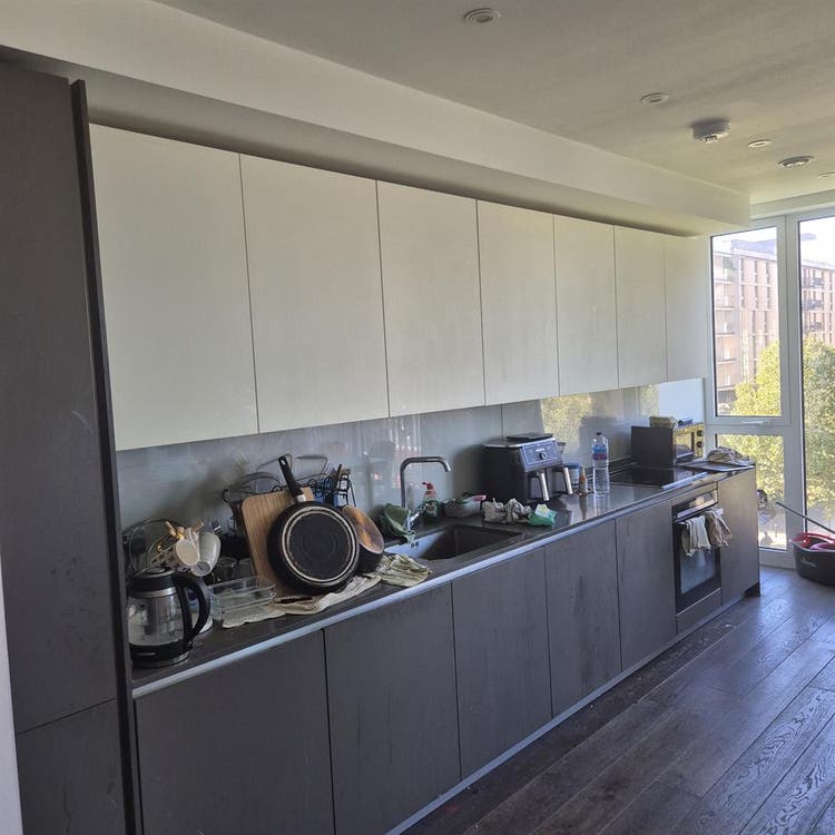 Large Ensuite in Modern Flat