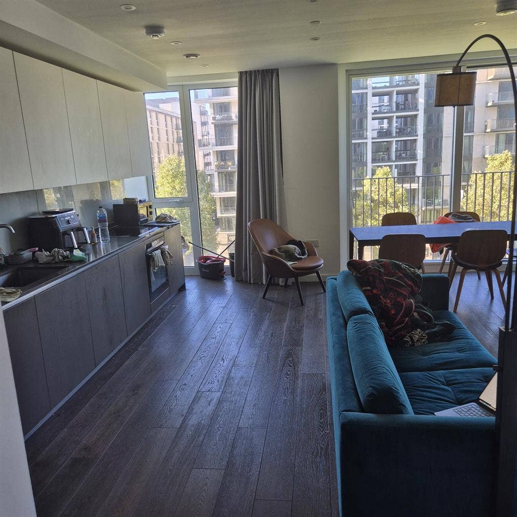 Large Ensuite in Modern Flat