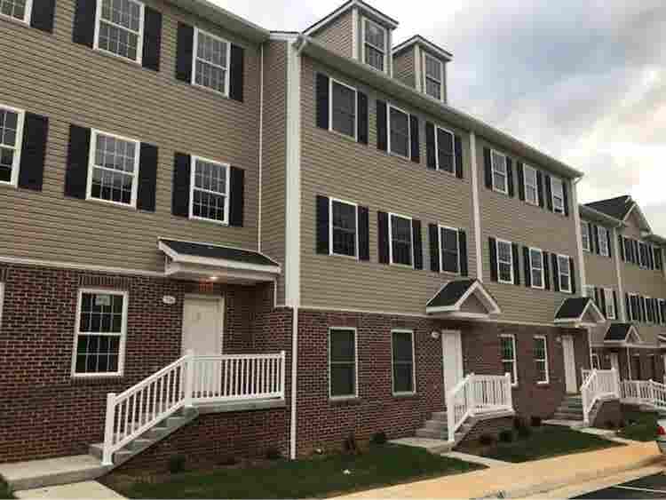 Available room w/ private bathroom!