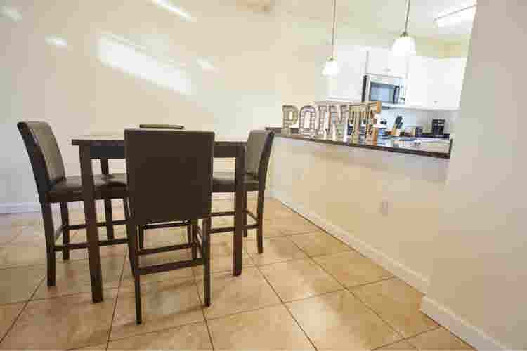 Available room w/ private bathroom!