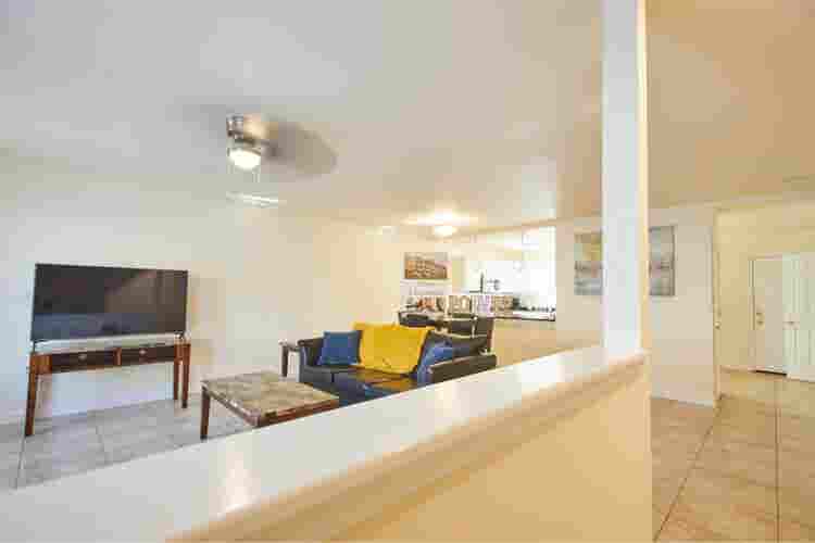 Available room w/ private bathroom!