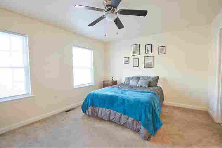 Available room w/ private bathroom!