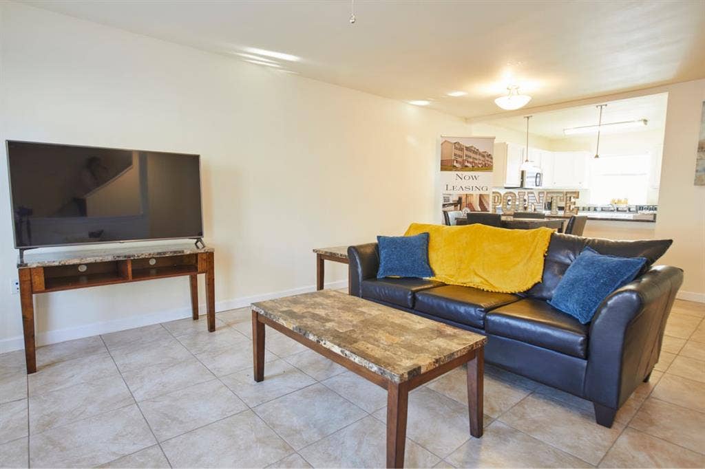 Available room w/ private bathroom!