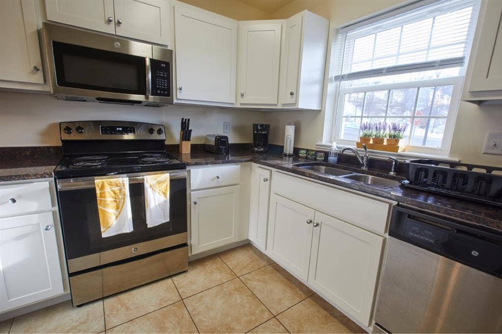 Available room w/ private bathroom!