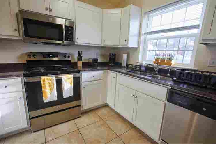 Available room w/ private bathroom!