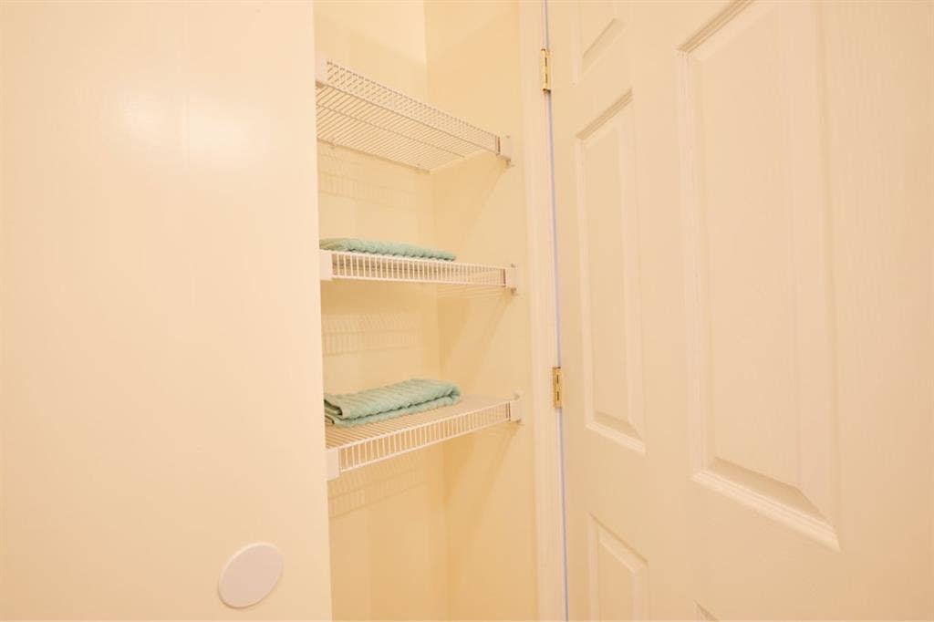 Available room w/ private bathroom!