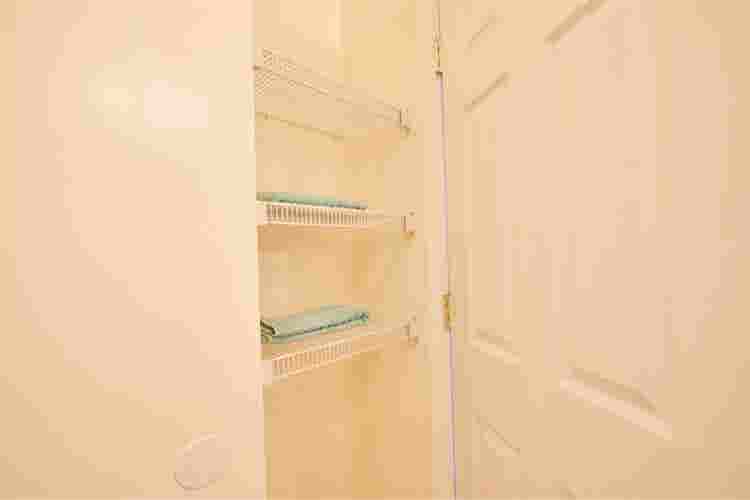 Available room w/ private bathroom!