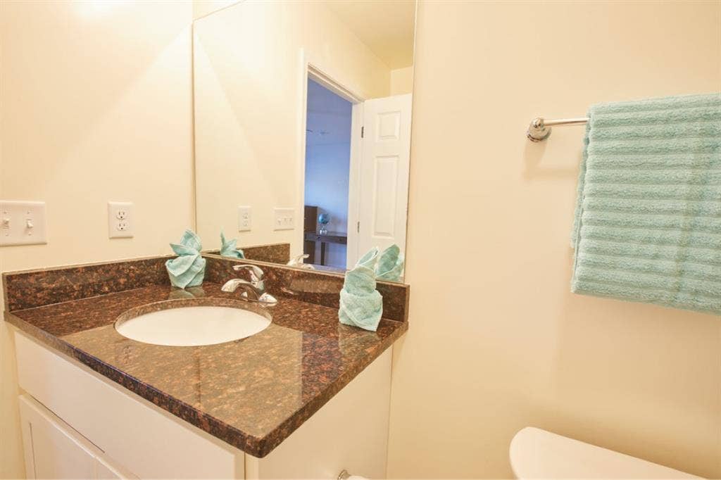 Available room w/ private bathroom!