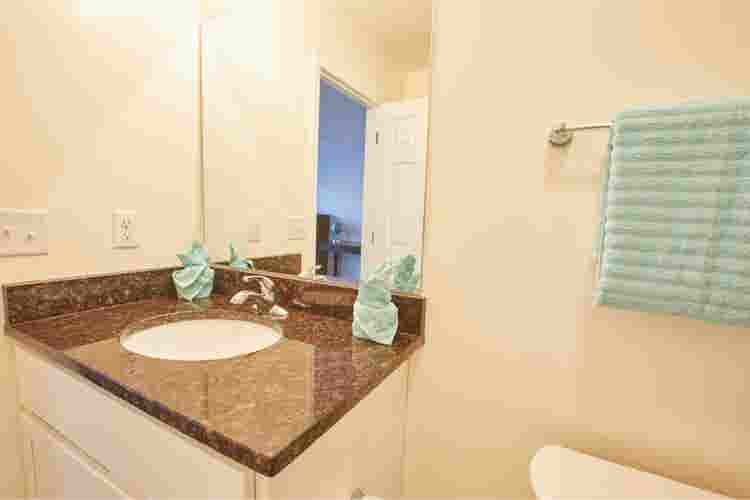 Available room w/ private bathroom!