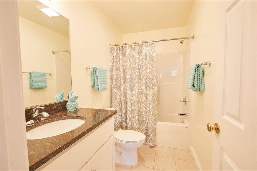 Available room w/ private bathroom!