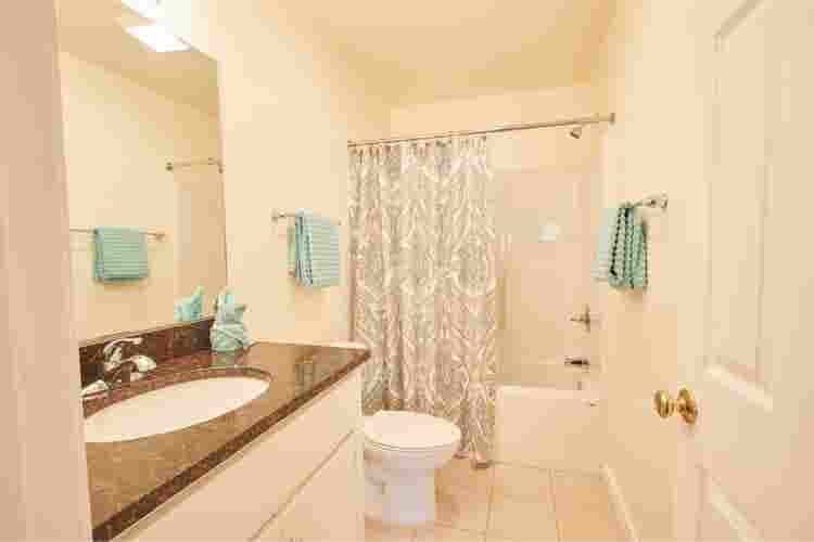 Available room w/ private bathroom!